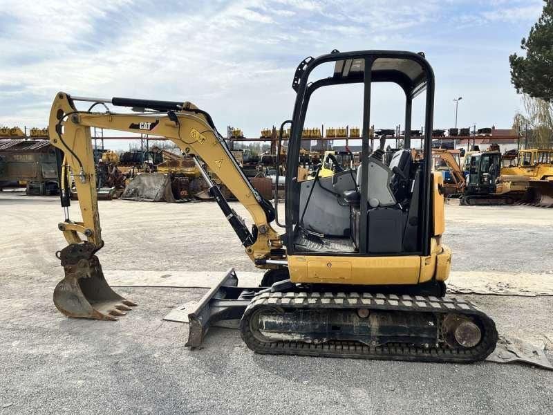 2016 Caterpillar 302.7DCR mini excavator side view 2016 Caterpillar 302.7DCR mini excavator side view