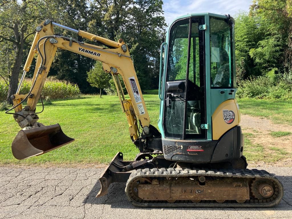 2013 Yanmar ViO25 mini excavator side view 2013 Yanmar ViO25 mini excavator side view