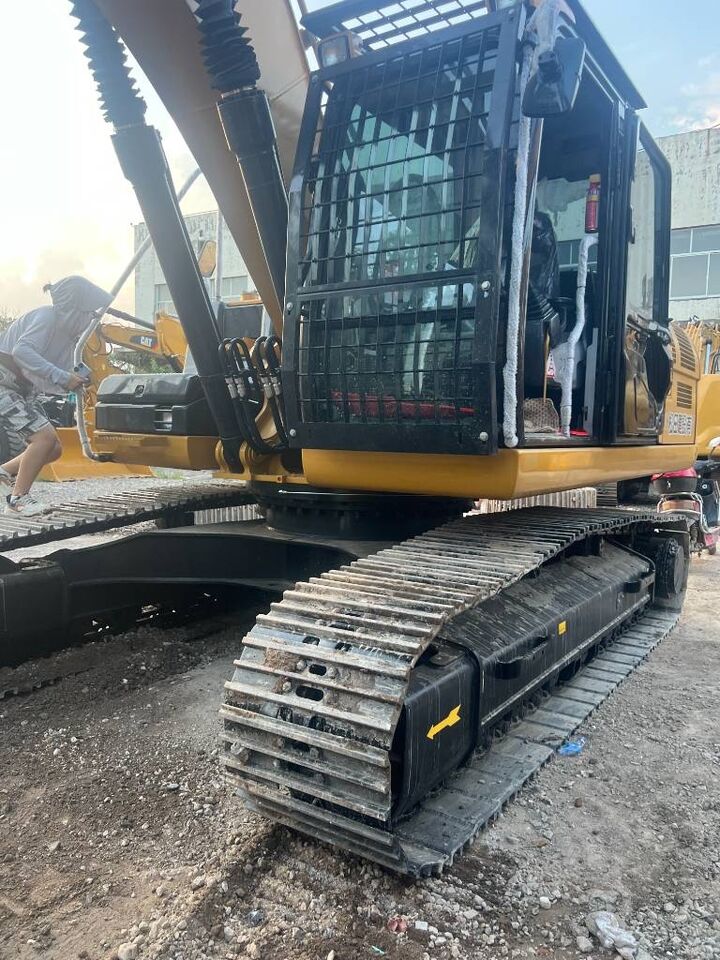 2024 Caterpillar 324D crawler excavator, front-side view 2024 Caterpillar 324D crawler excavator, front-side view