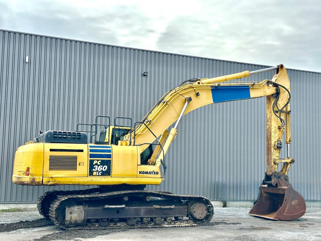 2015 Komatsu PC360LC-10 crawler excavator, side profile view