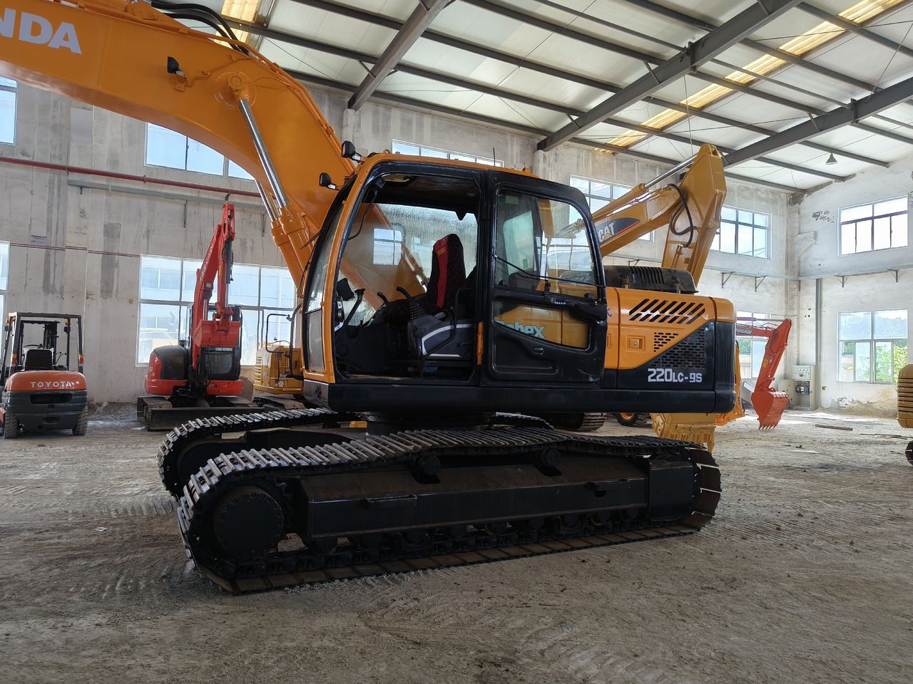 Hyundai R220LC-9S crawler excavator side view Hyundai R220LC-9S crawler excavator side view