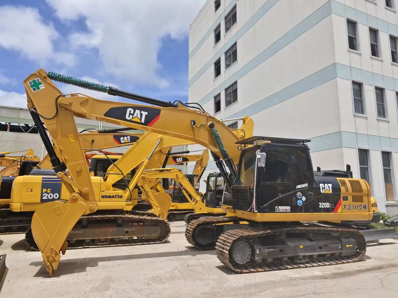 2022 Caterpillar 320D2 L koparka gąsienicowa, widok z boku
