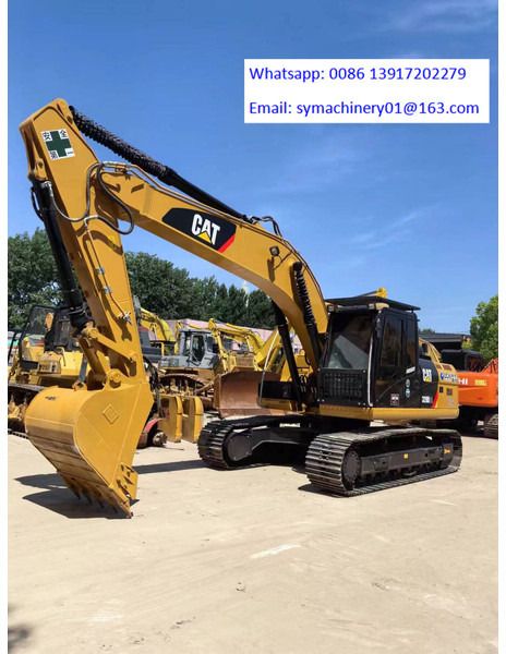 Pelle sur chenilles Caterpillar 320D2 2025, vue avant trois-quarts