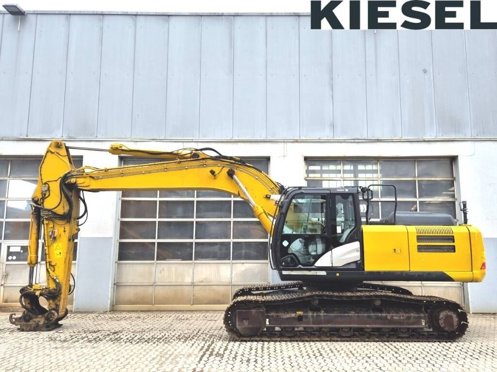 2016 Hitachi ZX250LCN-6 crawler excavator side view 2016 Hitachi ZX250LCN-6 crawler excavator side view