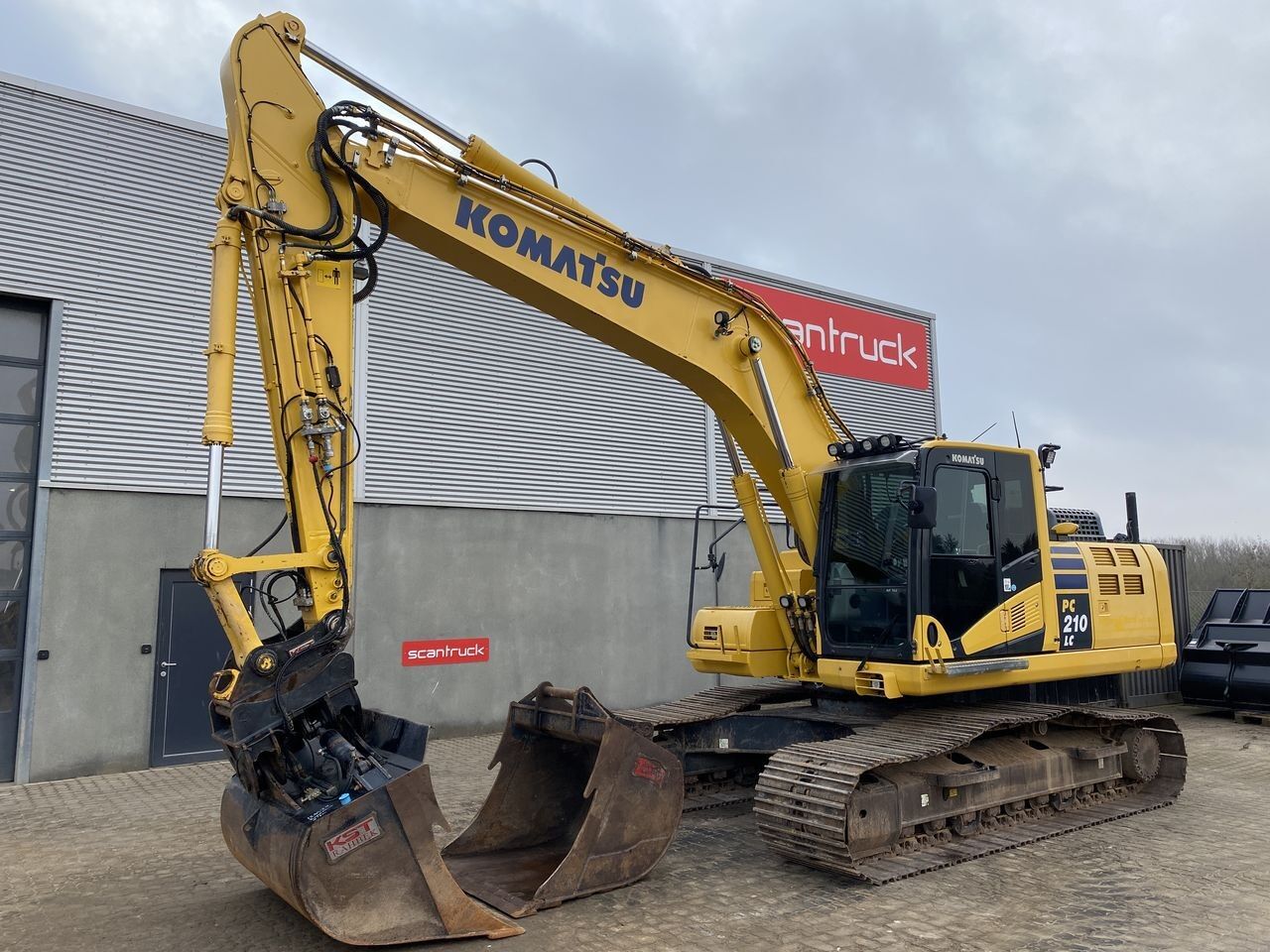 2019 Komatsu PC210LC-11 crawler excavator, side view 2019 Komatsu PC210LC-11 crawler excavator, side view