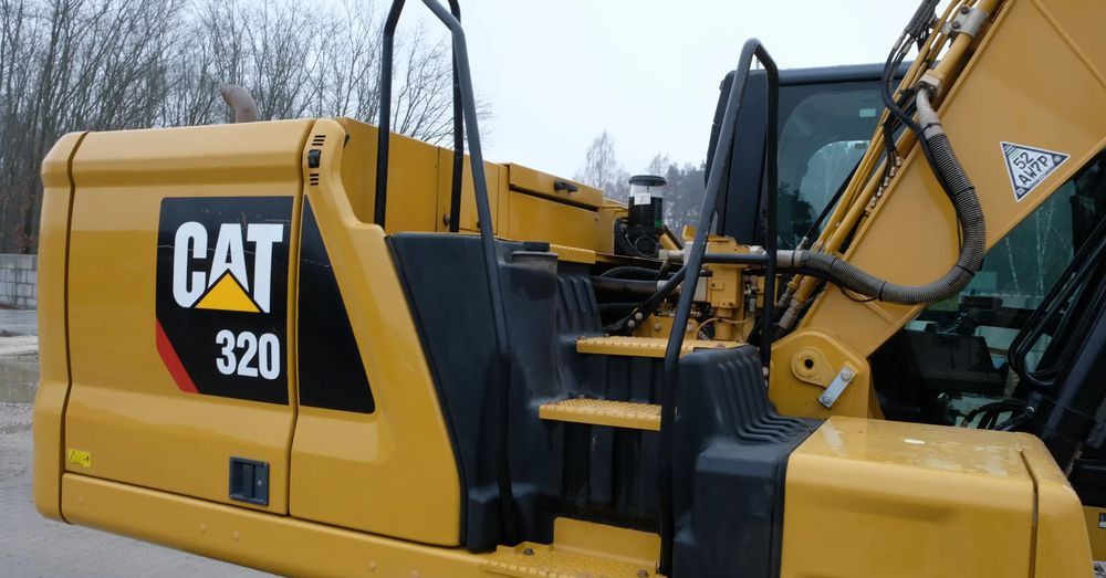 2019 Caterpillar 320 crawler excavator side view of cab and engine housing 2019 Caterpillar 320 crawler excavator side view of cab and engine housing