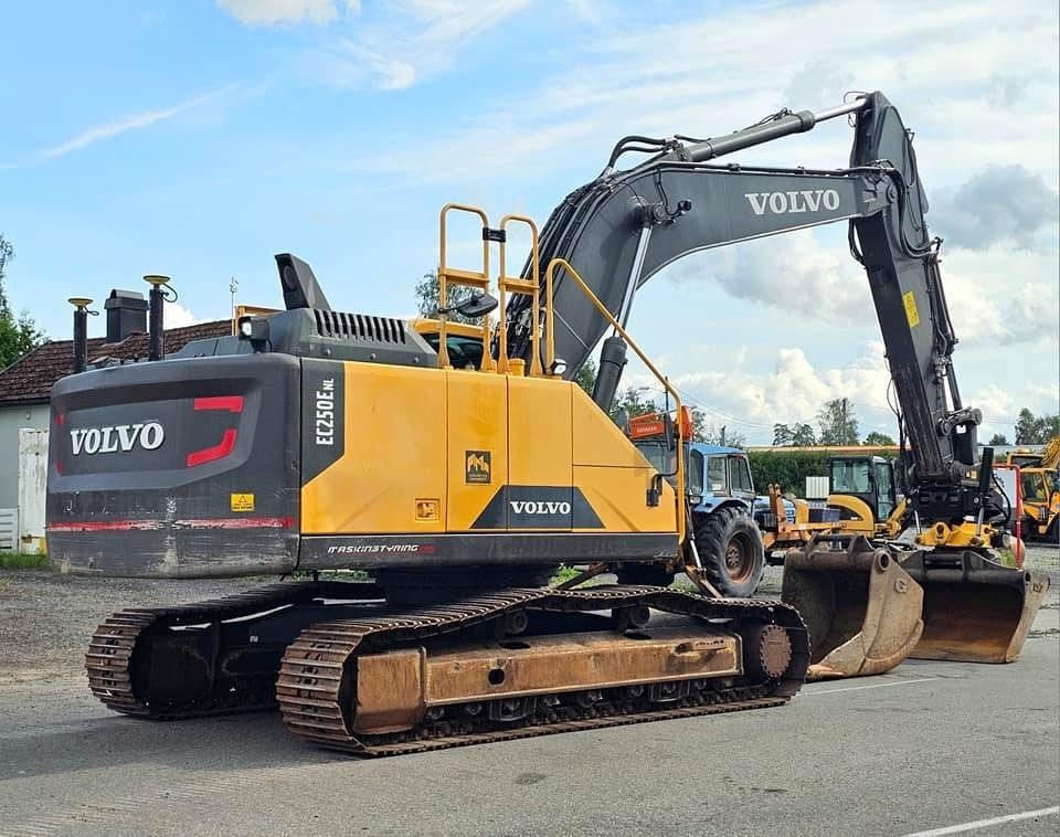 2015 Volvo EC250ENL crawler excavator, rear three-quarter view 2015 Volvo EC250ENL crawler excavator, rear three-quarter view