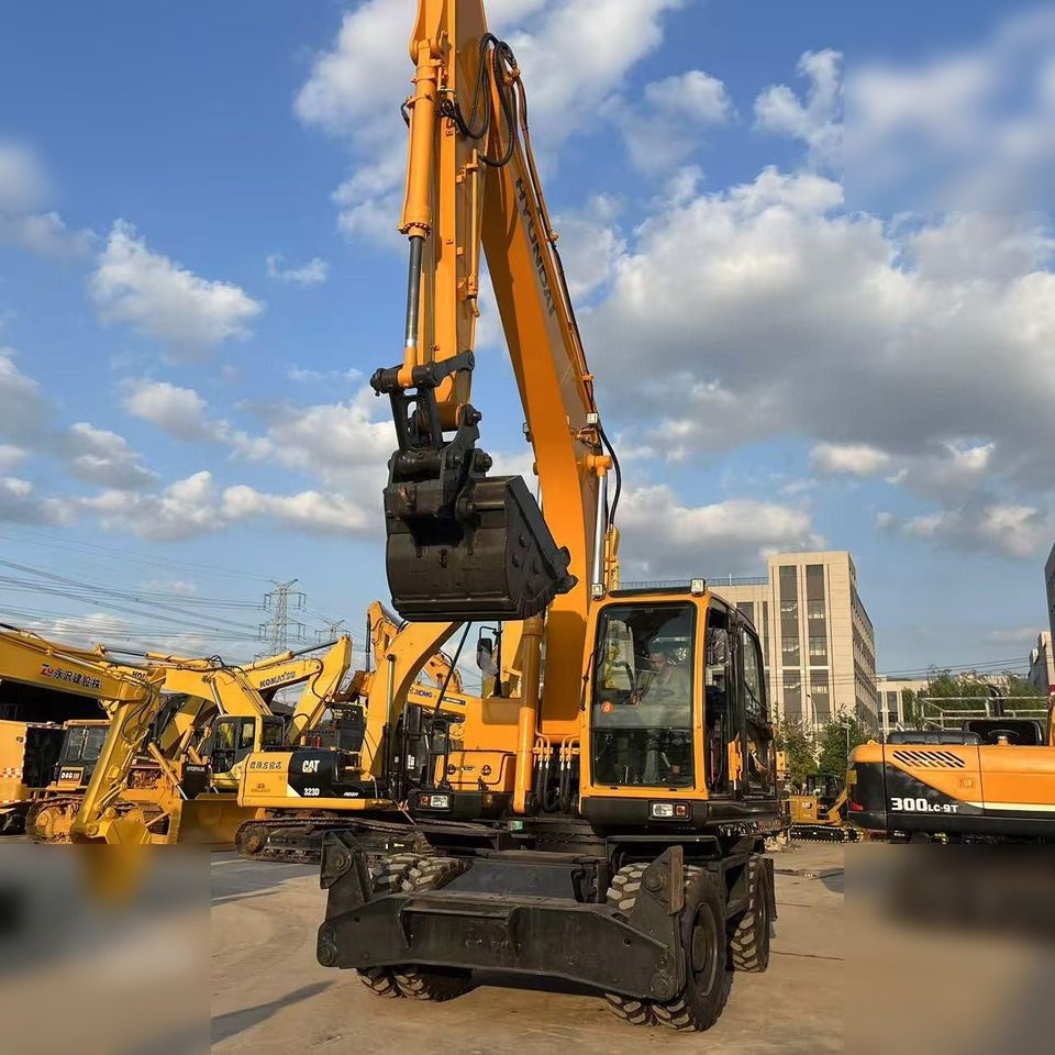2021 Hyundai R210W-9 wheel excavator, front view 2021 Hyundai R210W-9 wheel excavator, front view