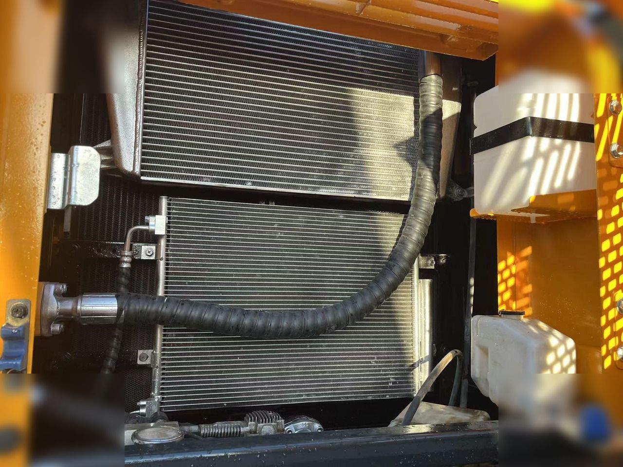 2020 Hyundai R220LC-9S crawler excavator radiator and cooling system view 2020 Hyundai R220LC-9S crawler excavator radiator and cooling system view