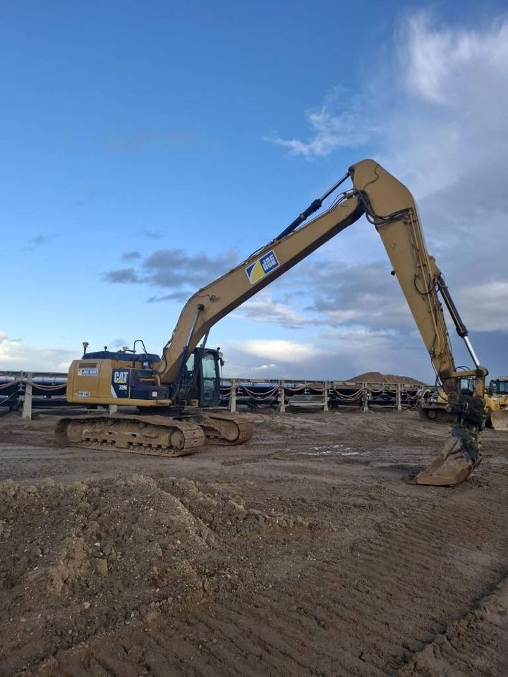 2013 Caterpillar 329E crawler excavator side view 2013 Caterpillar 329E crawler excavator side view