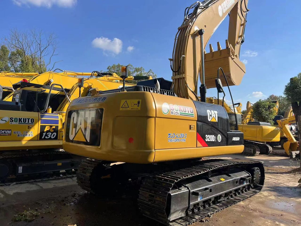 Escavatore cingolato Caterpillar 320D2 del 2022, vista posteriore tre quarti Escavatore cingolato Caterpillar 320D2 del 2022, vista posteriore tre quarti