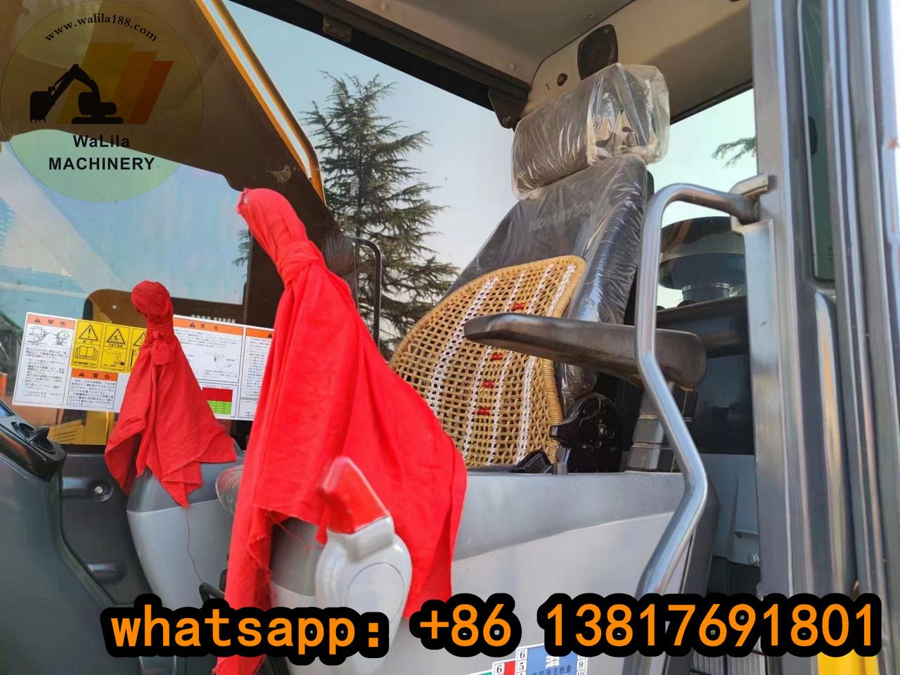 Vista interna cabina escavatore cingolato Komatsu PC220-8 del 2022 Vista interna cabina escavatore cingolato Komatsu PC220-8 del 2022