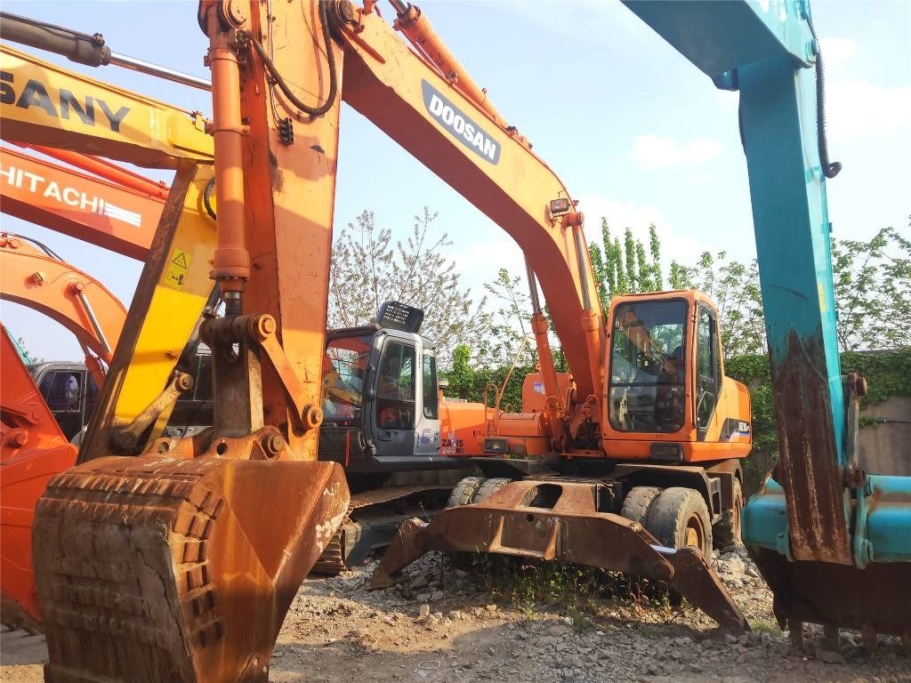 2021 Doosan DH210W-7 wheel excavator, front view 2021 Doosan DH210W-7 wheel excavator, front view