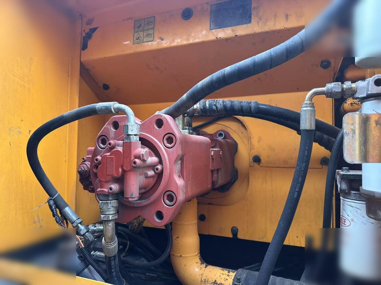 2016 Hyundai R210LC-7 crawler excavator hydraulic pump detail