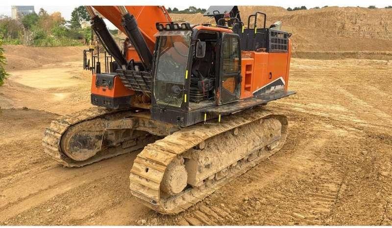 2022 Doosan DX800LC-7 crawler excavator, front three-quarter view 2022 Doosan DX800LC-7 crawler excavator, front three-quarter view