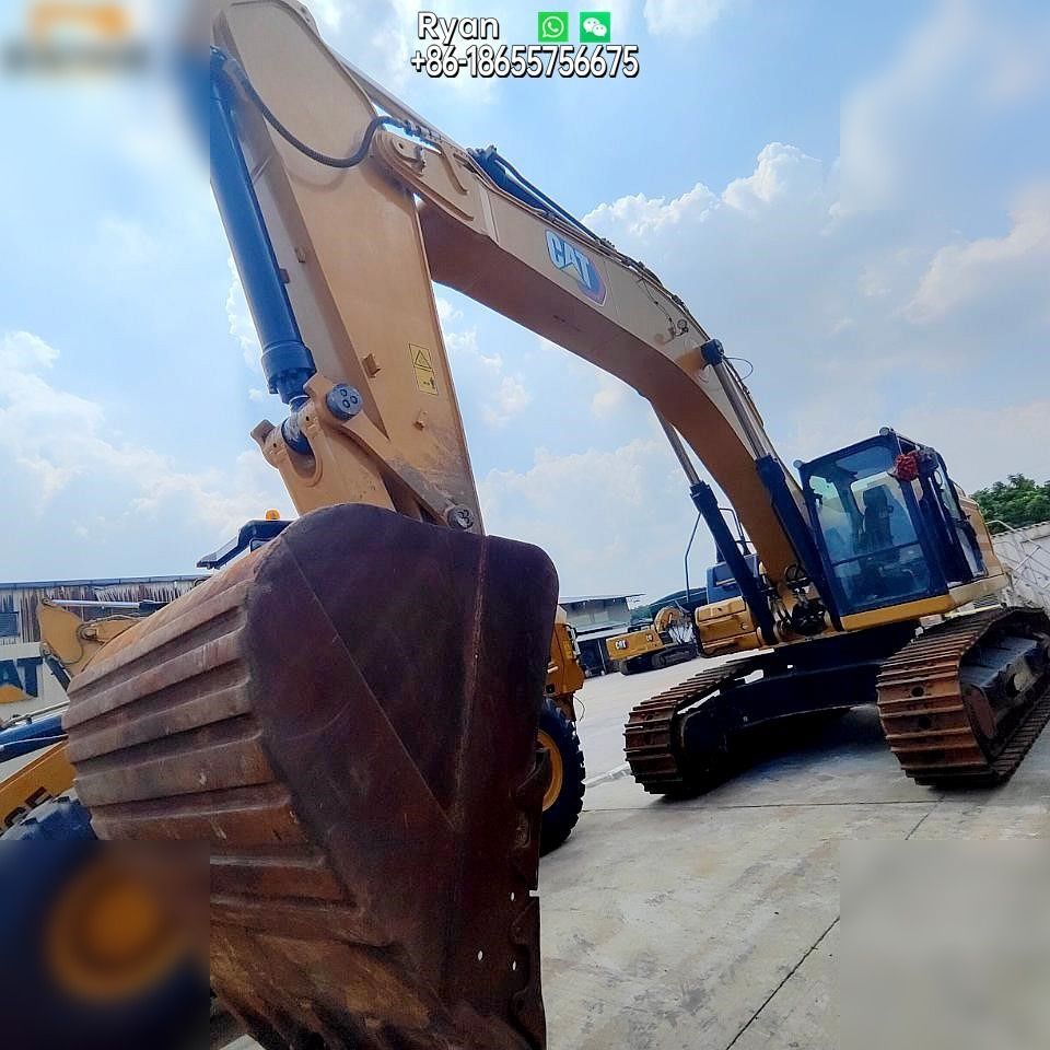 2022 Caterpillar 352 crawler excavator, front-facing view 2022 Caterpillar 352 crawler excavator, front-facing view