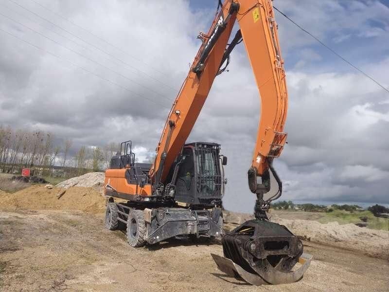 2022 Doosan DX250WMH-7 wheel excavator, side view 2022 Doosan DX250WMH-7 wheel excavator, side view