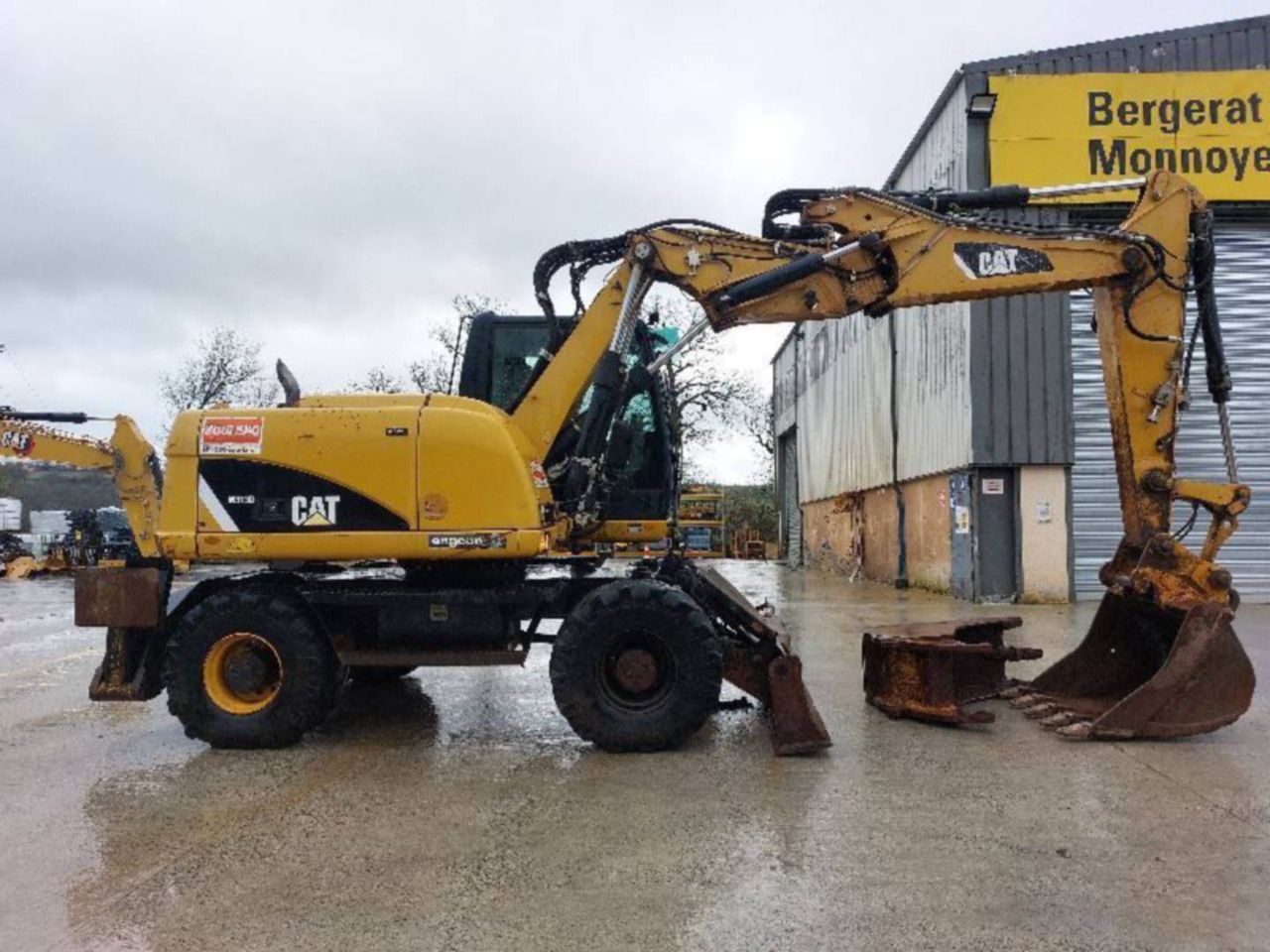 2012 Caterpillar M313D wheel excavator side view