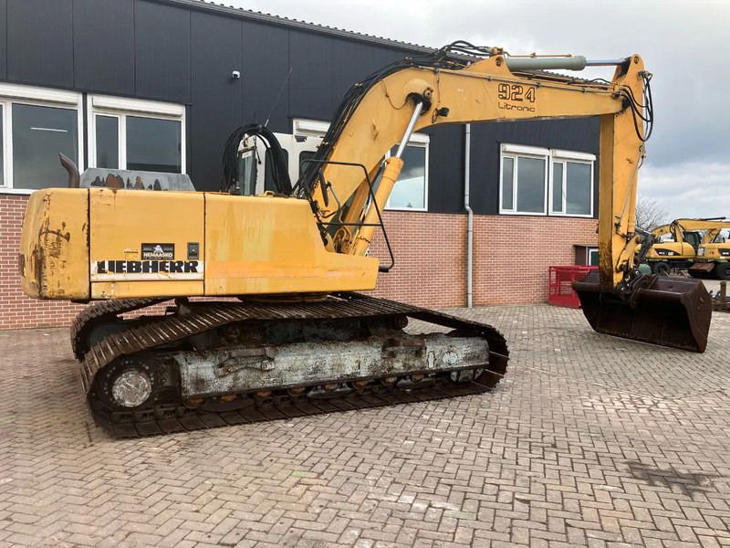 2001 Liebherr 924 Litronic crawler excavator, side profile view 2001 Liebherr 924 Litronic crawler excavator, side profile view