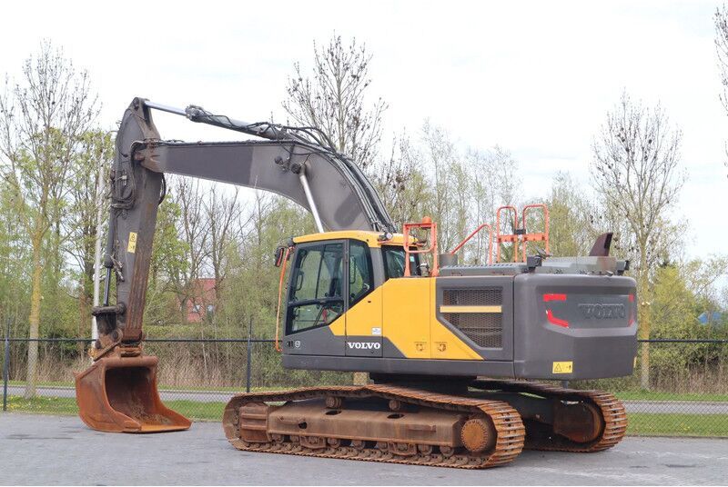 2016 Volvo EC300EL crawler excavator, side view