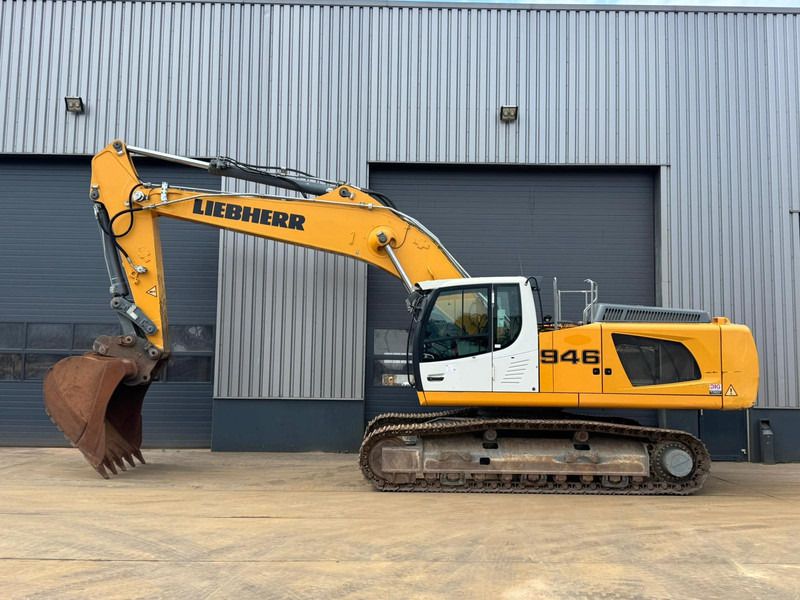 2018 Liebherr R946LC crawler excavator side view 2018 Liebherr R946LC crawler excavator side view