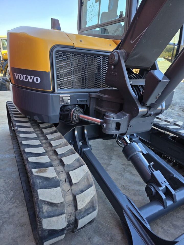 2020 Volvo ECR88D mini excavator, close-up of the boom swing cylinder and tracks 2020 Volvo ECR88D mini excavator, close-up of the boom swing cylinder and tracks