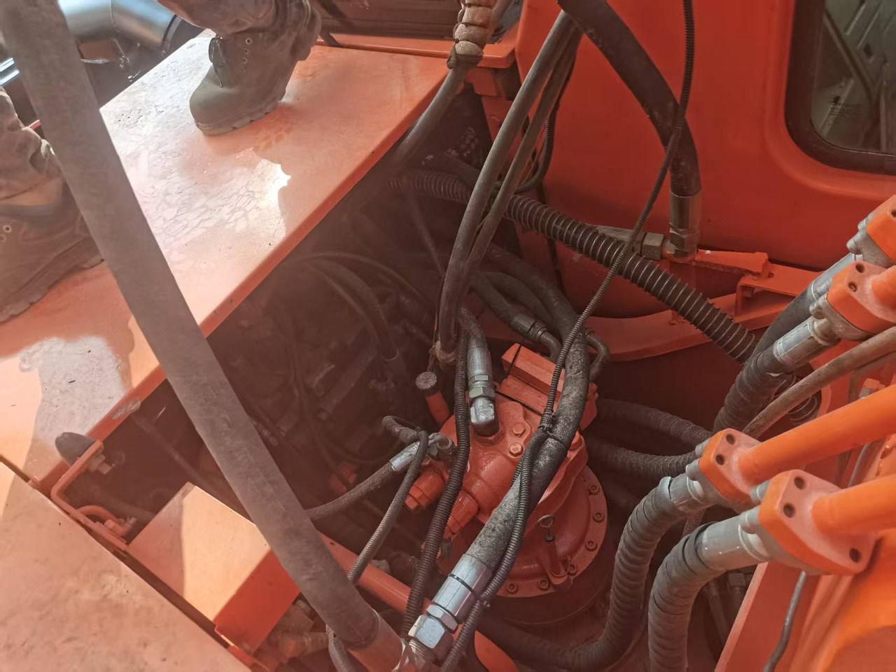2021 Doosan DH210W-9C wheel excavator engine compartment view