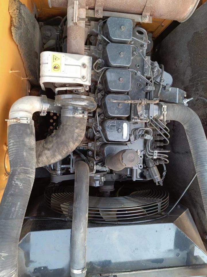 2019 Hyundai R220LC-9S crawler excavator engine compartment view 2019 Hyundai R220LC-9S crawler excavator engine compartment view