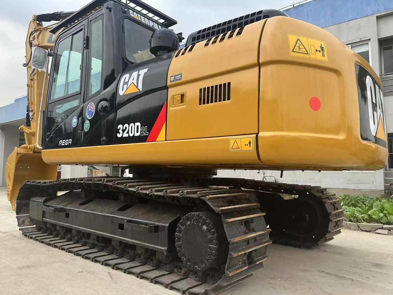 Escavatore cingolato Caterpillar 320D2L del 2022, vista posteriore tre quarti Escavatore cingolato Caterpillar 320D2L del 2022, vista posteriore tre quarti