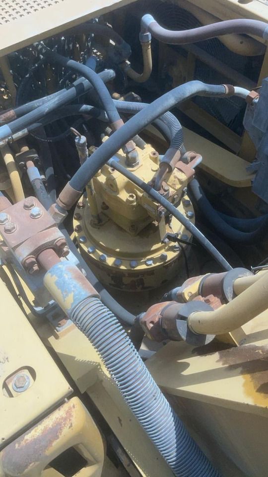 2006 Caterpillar 330C crawler excavator hydraulic pump detail 2006 Caterpillar 330C crawler excavator hydraulic pump detail