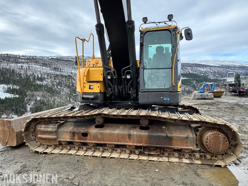 2011 Volvo ECR305CL excavator front view 2011 Volvo ECR305CL excavator front view