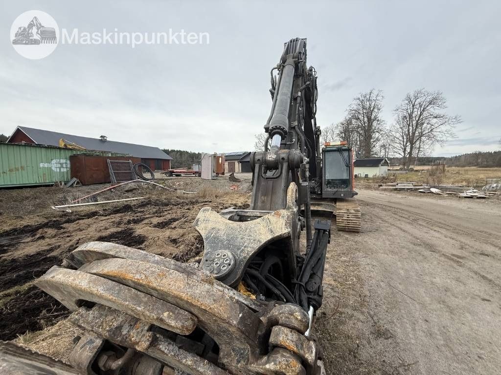 2018 Volvo EC220EL crawler excavator, front-facing boom view 2018 Volvo EC220EL crawler excavator, front-facing boom view