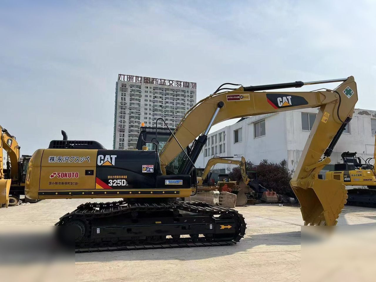 2012 Caterpillar 325DL crawler excavator, side view 2012 Caterpillar 325DL crawler excavator, side view