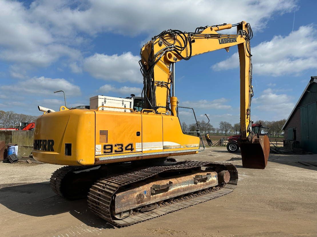 2009 Liebherr R934C crawler excavator, rear three-quarter view 2009 Liebherr R934C crawler excavator, rear three-quarter view