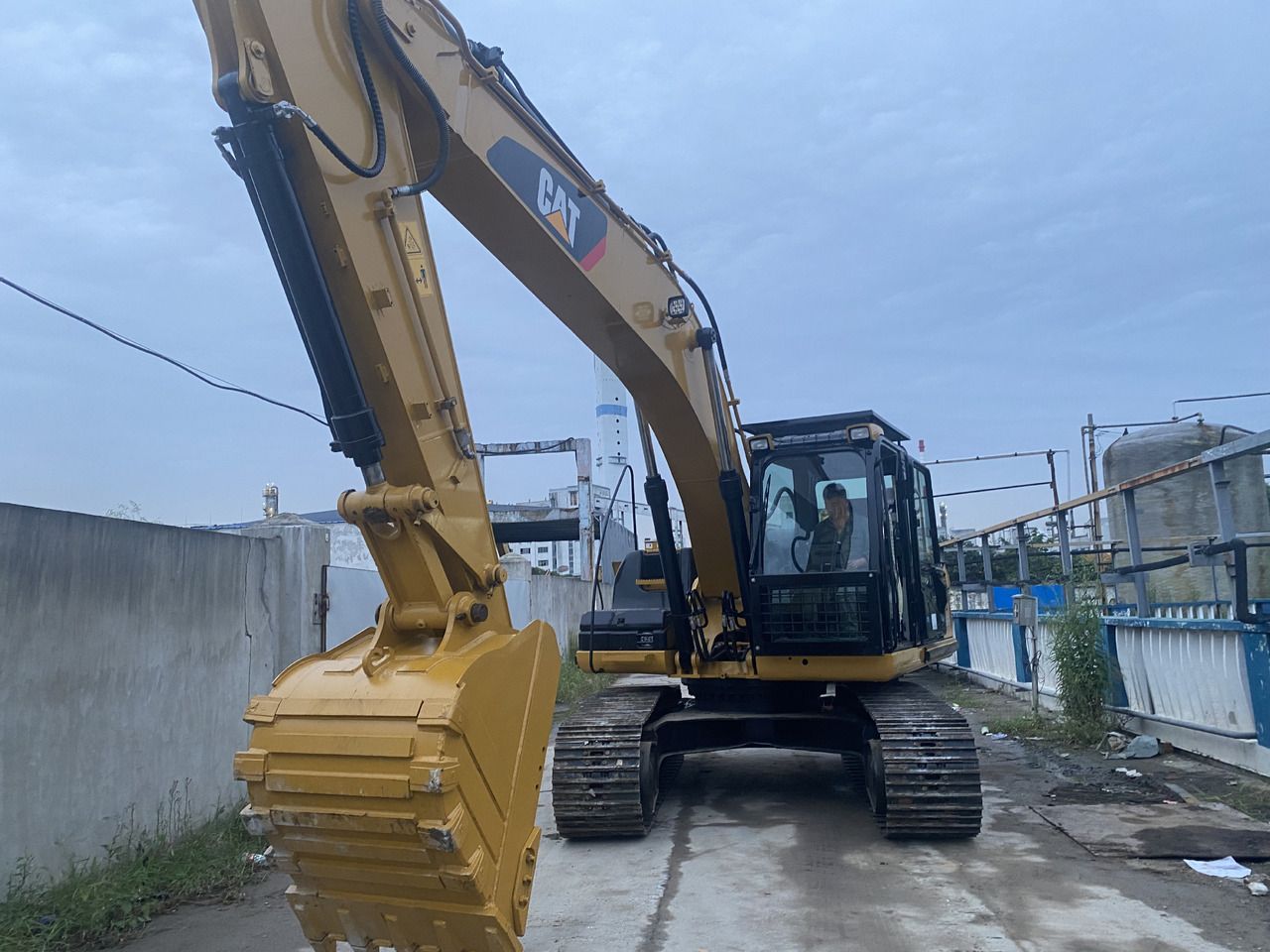 Гусеничний екскаватор 2015 Caterpillar 320D, передній тричвертний вигляд Гусеничний екскаватор 2015 Caterpillar 320D, передній тричвертний вигляд