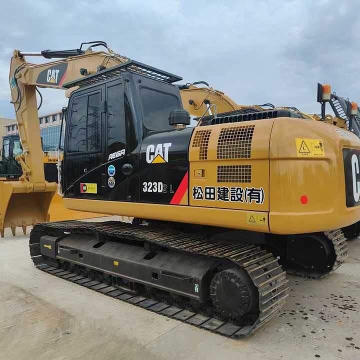 2017 Caterpillar 323D2 L crawler excavator, rear three-quarter view 2017 Caterpillar 323D2 L crawler excavator, rear three-quarter view