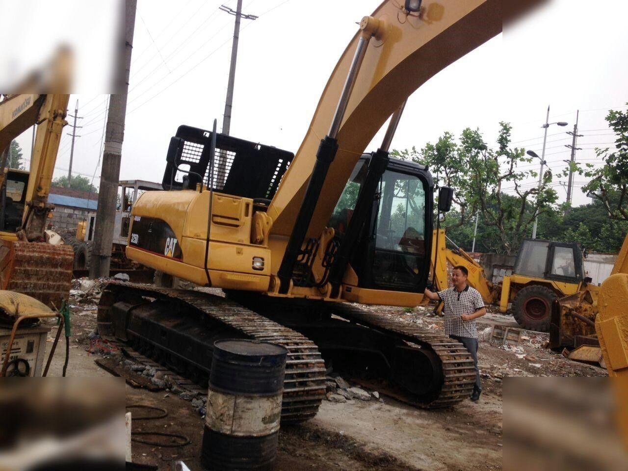 2018 Caterpillar 325DL crawler excavator side view 2018 Caterpillar 325DL crawler excavator side view