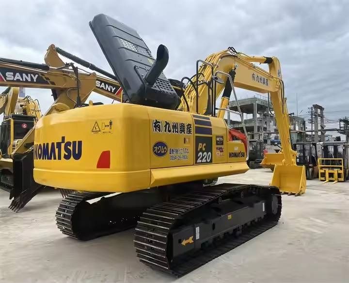 Pelle sur chenilles Komatsu PC220-8 2024, vue arrière trois-quarts Pelle sur chenilles Komatsu PC220-8 2024, vue arrière trois-quarts