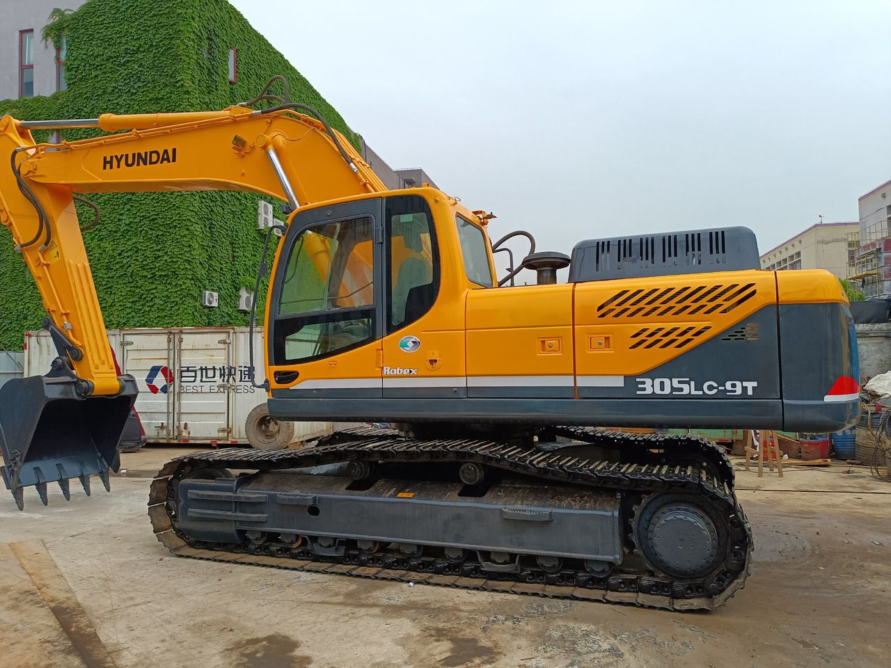 2022 Hyundai 305LC-9T crawler excavator, side view