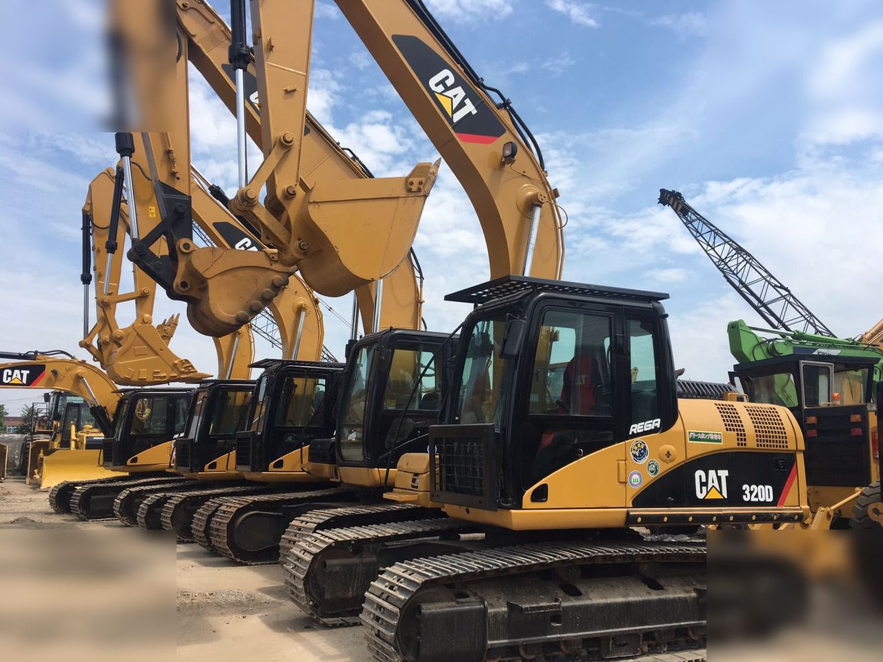 Escavatore cingolato Caterpillar 320D del 2018, vista laterale di più unità Escavatore cingolato Caterpillar 320D del 2018, vista laterale di più unità