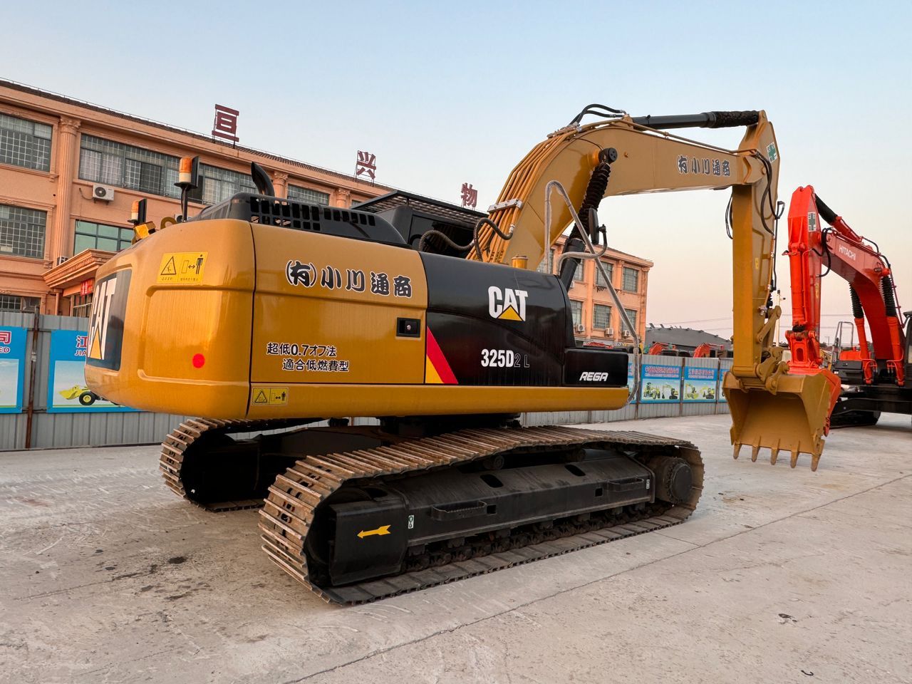 2022 Caterpillar 325D2 L koparka gąsienicowa, widok z tyłu pod kątem