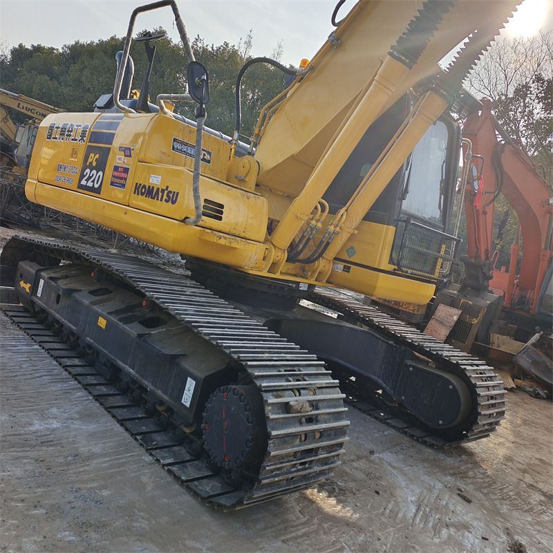 Excavator pe senile 2023 Komatsu PC220-8, vedere spate trei sferturi