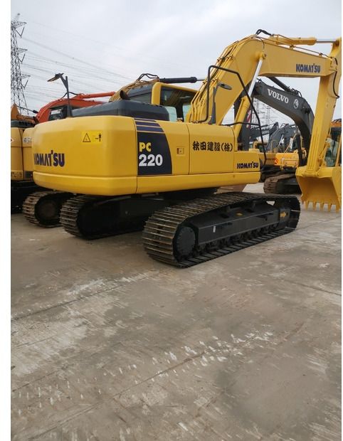 Escavatore cingolato Komatsu PC220-8 del 2020, vista posteriore tre quarti