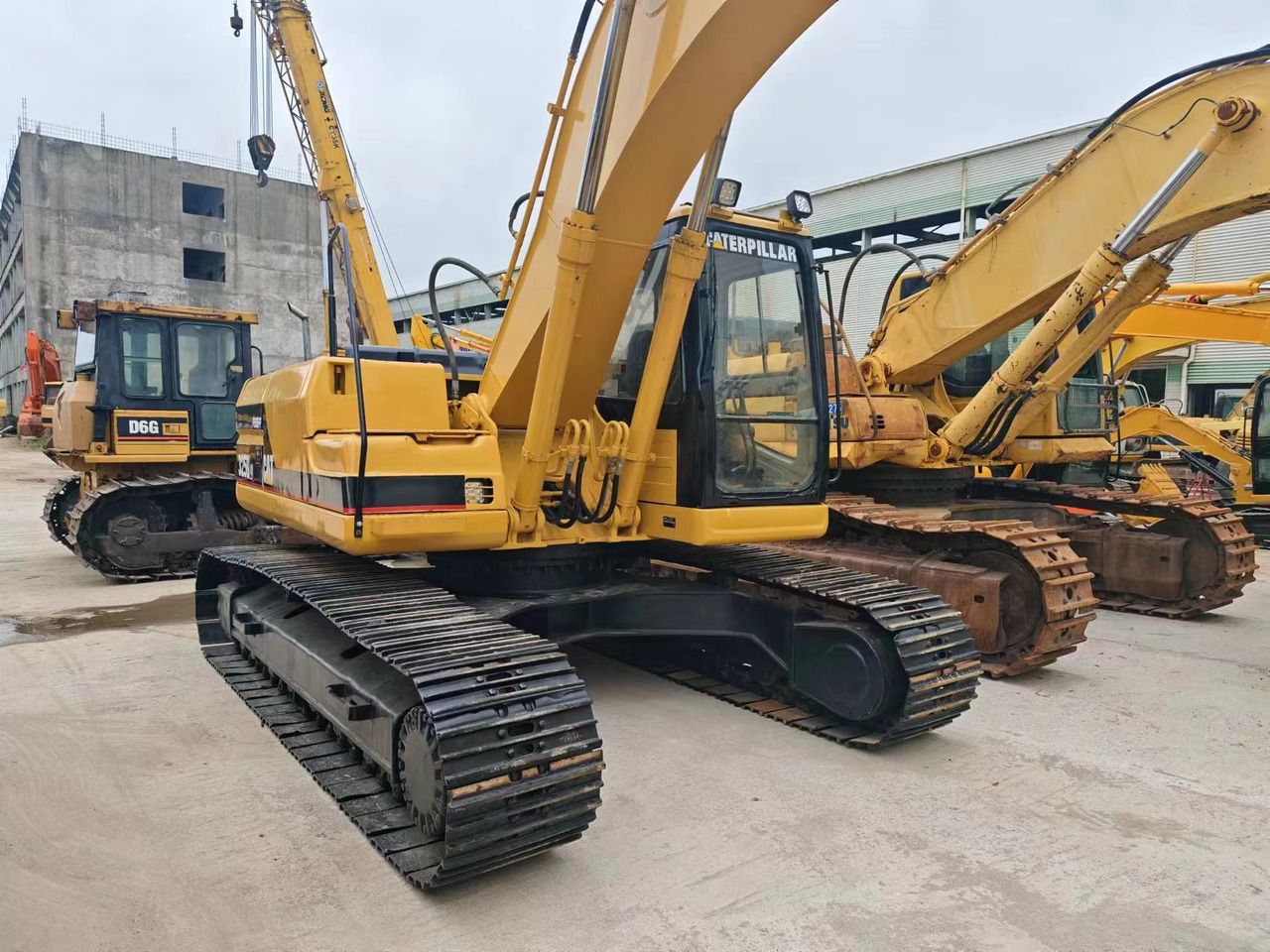 2018 Caterpillar 325BL crawler excavator, front three-quarter view 2018 Caterpillar 325BL crawler excavator, front three-quarter view