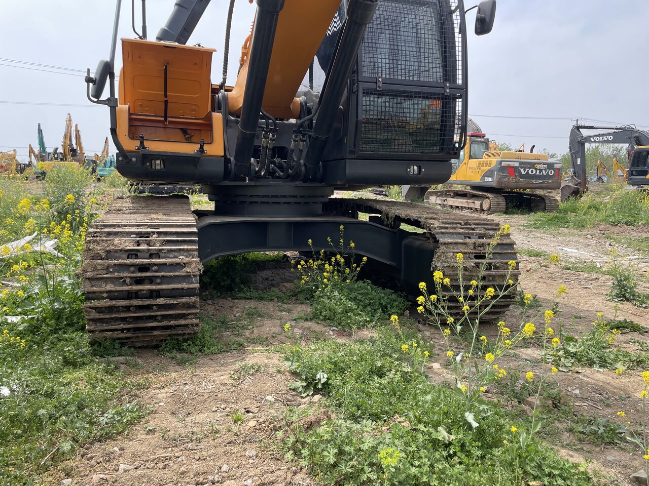 2024 Hyundai R225LC-9S crawler excavator, front-side view 2024 Hyundai R225LC-9S crawler excavator, front-side view