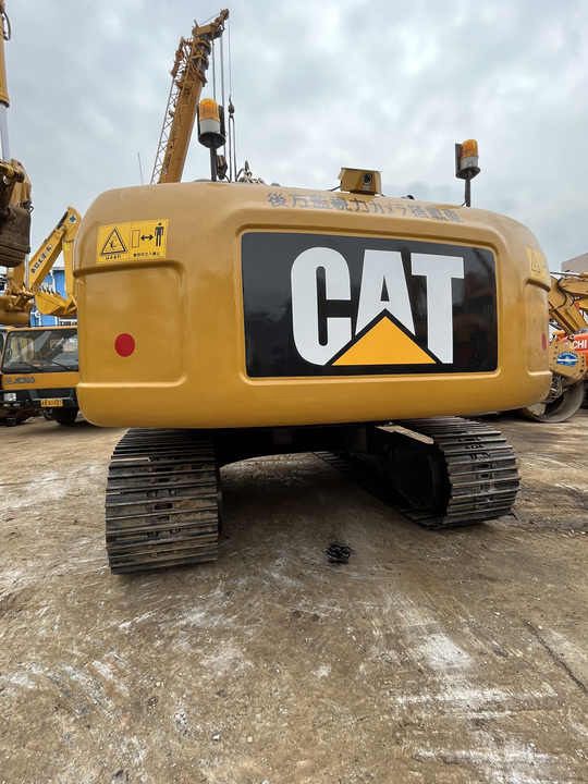 Escavadora de rastos Caterpillar 320D2 de 2019, vista traseira Escavadora de rastos Caterpillar 320D2 de 2019, vista traseira