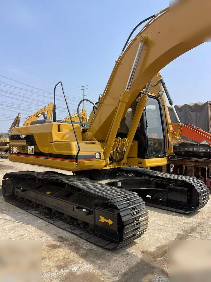 2004 Caterpillar 320BL crawler excavator, rear three-quarter view 2004 Caterpillar 320BL crawler excavator, rear three-quarter view