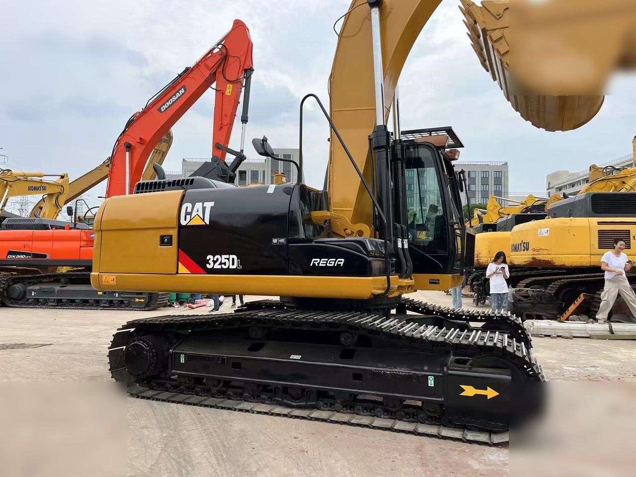 2022 Caterpillar 325DL crawler excavator, side view 2022 Caterpillar 325DL crawler excavator, side view