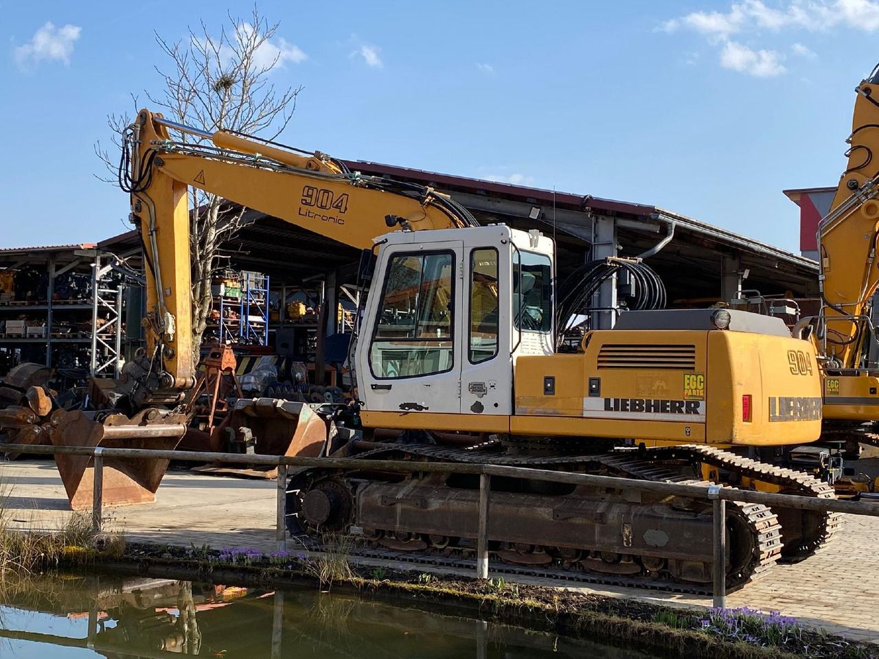 2002 Liebherr R 904 LIT crawler excavator side view