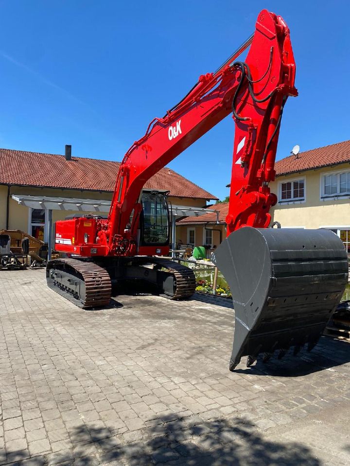 1999 O&K RH8 crawler excavator, front three-quarter view